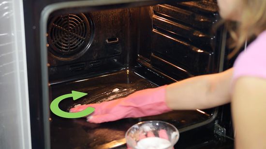 550px nowatermark Clean an Oven with Baking Soda Step 4